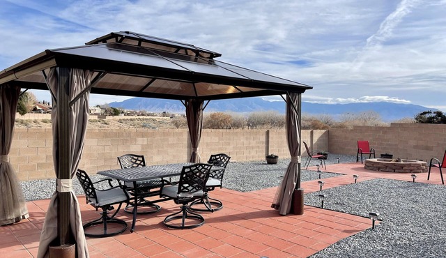 ABQ Home Overlooking Mountain- Near Sandia Tramway + Balloon Fiesta