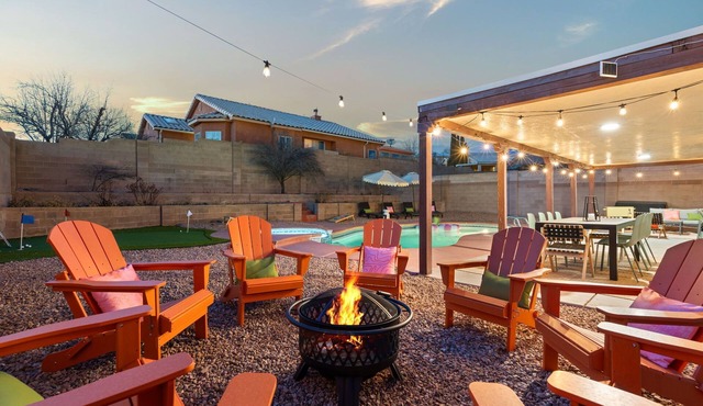 ABQ Oasis! Pool and Hot Tub OPEN ALL YEAR!, Game Room, Golf, Great for Reunions!