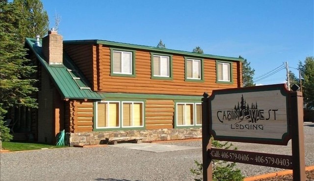 Absaroka Cabin, Sleeps up to 14, 5 Blocks from Yellowstone's West Entrance.