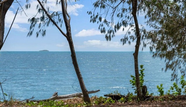 Absolute beach front pool 5 bedrooms 2 living area outdoor entertainment area