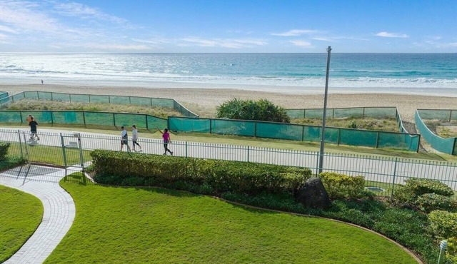 Absolute Beachfront Apartment 3B Pool Spa