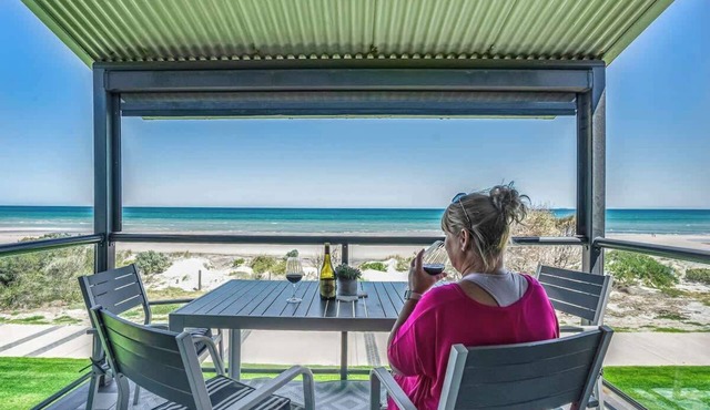 Absolute beachfront 2 bedroom unit Sandy Feet 3