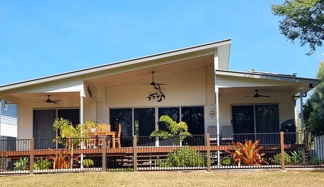 ABSOLUTE BEACHFRONT 30 seconds walk the to beach DOG FRIENDLY SLEEPS