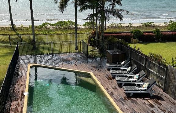 ABSOLUTE BEACHFRONT BLISS - NEWELL BEACH - 10 Metres to the Ocean