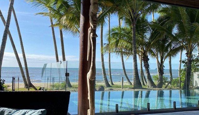 ABSOLUTE BEACHFRONT- Bala Beach House on Newell Beach