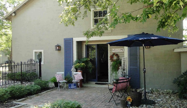 Absolute CHARM-Spacious Remodeled Barn~Garden with Guadalupe River View + Access