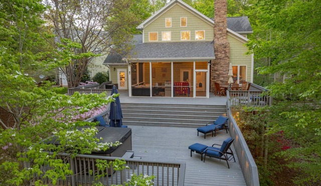 Absolute Dream, Prime Location: Pool Table & Sauna