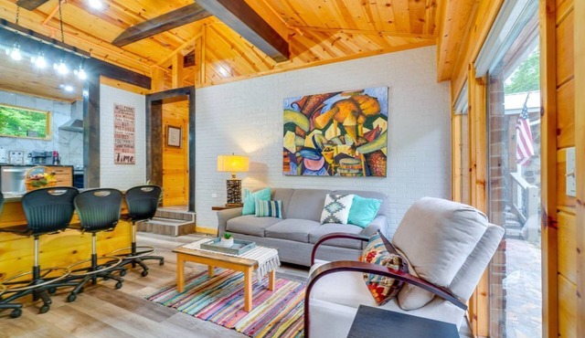 Absolute Humble Abode, Condo, Sleeps 4, Mins from Dollywood!