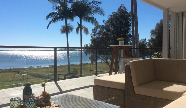 Absolute lakefront and minutes to beach- families, couples and small groups