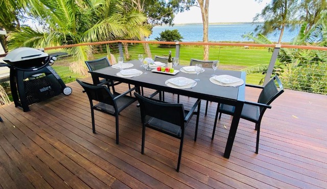 Absolute lakefront house - enjoy the sunrise