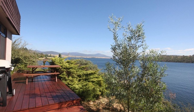 Absolute lakefront, stunning position right in Jindabyne