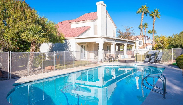 Absolute Perfection! Stunning Pool! Luxurious Spa! Putting Green! Pool Table!