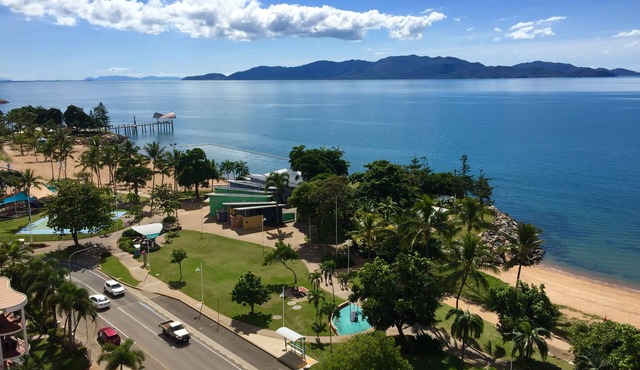 Absolute seafront Strand studio Balcony Pool Free Parking WiFi self checkin