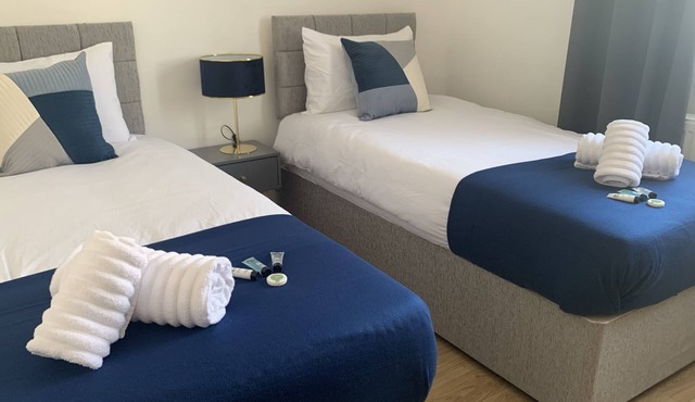 Absolute Stay in Sherwood-free Parking-east Midlands Airport-contractors-family