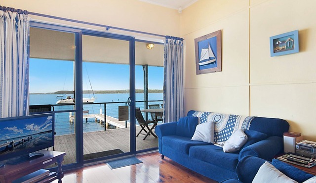 Absolute water front with private jetty! Sunshine Cottage on Lake Macquarie
