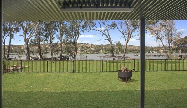 🌊 Absolute Waterfront Bliss – Pet Friendly Family Shack to Ski, Fish & Relax