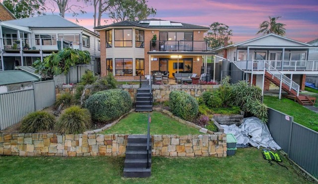 Absolute Waterfront with 5 bedrooms