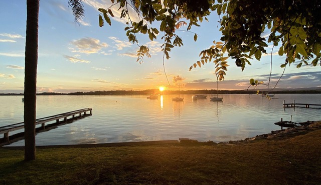 Absolute waterfront, cute , 3 bedroom family cottage!