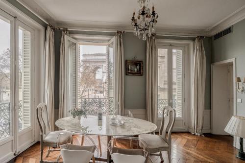 AC 3bds Apt with arc de triomphe view & terrace