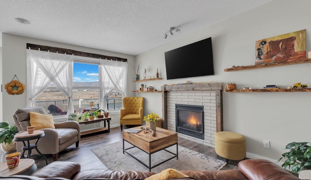 AC | River & Mountains Views | Backyard | BBQ | Wet BAR | Movie Room | Fireplace