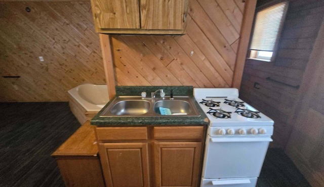AC3 Cozy 1-bedroom cabin in peaceful Chassell with AC
