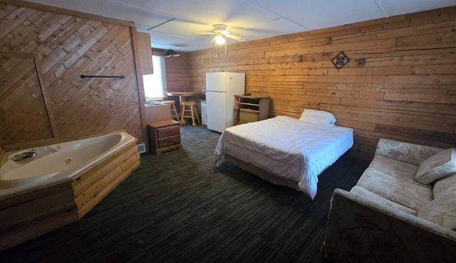 AC4 Northwoods Getaway w/Jetted Tub perfect for relaxing getaway