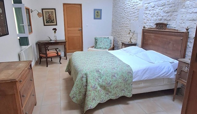 Acacia at Gite du Calme B&B, Enchanting Bedroom for 2 people close to Cognac