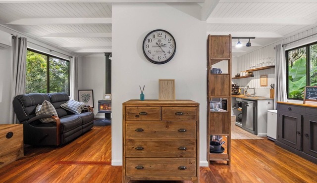 Acacia Cabin - Creekside stay in Nature