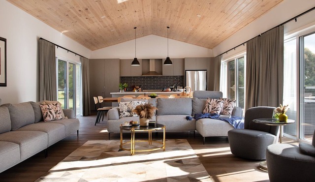 Acacia House - Five Bedroom, Five Bathroom Country home with WIFI