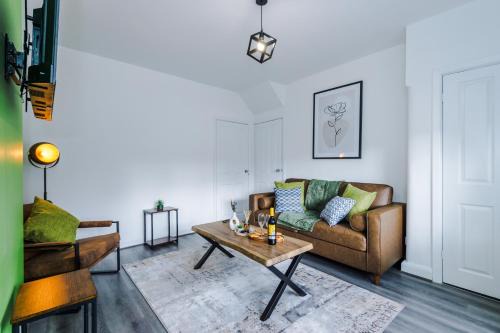 Acacia Lodge Retreat - Beautiful & Modern 3-BR with Wi-Fi by Parydise Properties