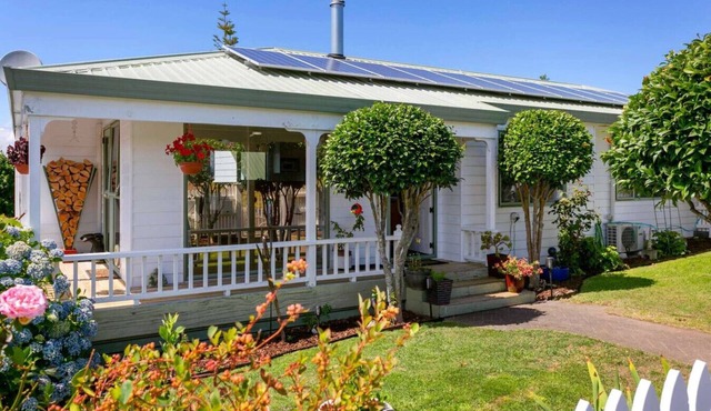 Acacia Retreat with Taupo Views