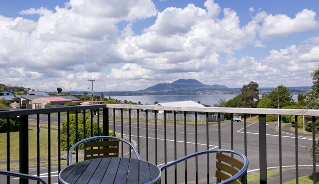 Acacia View at No. 3 - Acacia Bay Holiday Home