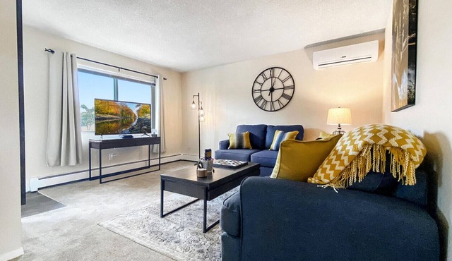 ★Academy Hideaway With View! Sleeps 5 with AC!★