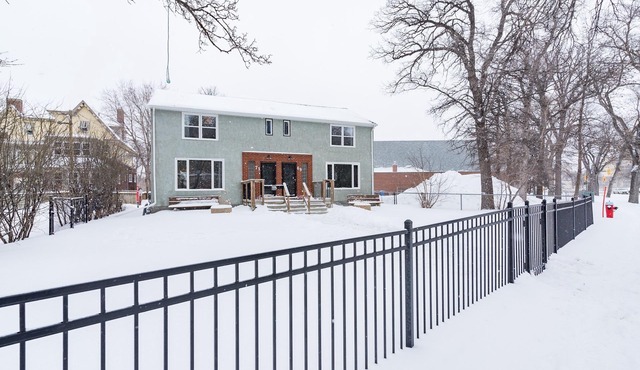 Academy & Wellington (Suite 2) Sleeps 8 (six beds) on Academy & Wellington