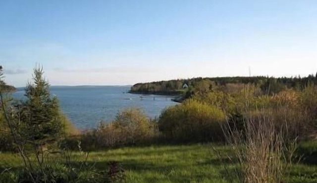 Acadia Nat'l Pk minutes away, cozy seclusion, beautiful views.