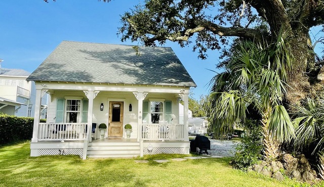 Acadian cottage 1 minute walk to beach, 5 minutes to Old Town BSL! Best location