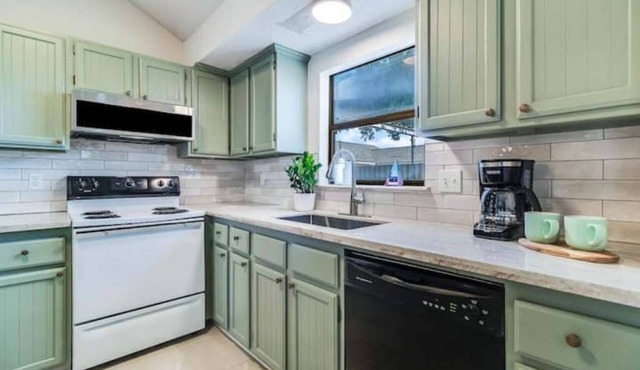 Acadiana Stay Near Sports, Dining, Entertainment