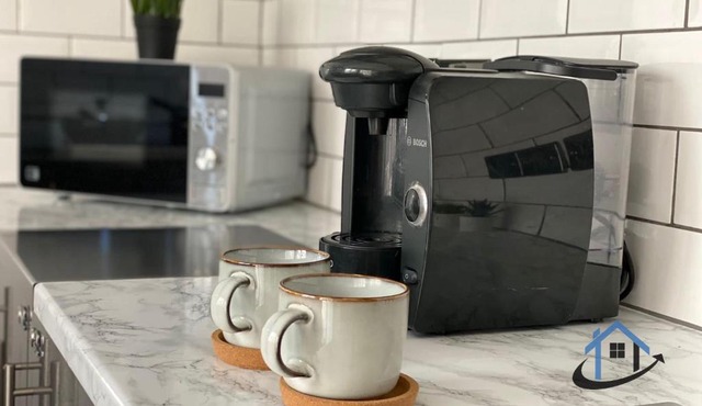 Acaster House, x4 rooms with en-suites x1 room private bathroom, street parking, close to train station