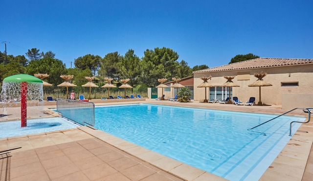 Accès Piscine Extérieure Saisonnière