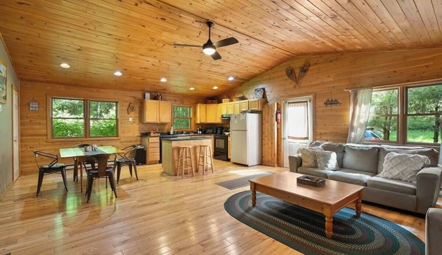 Access Lake from Cozy Seclusion- 3 Acres, Private Trail, Canoe - Sleeps 6-8