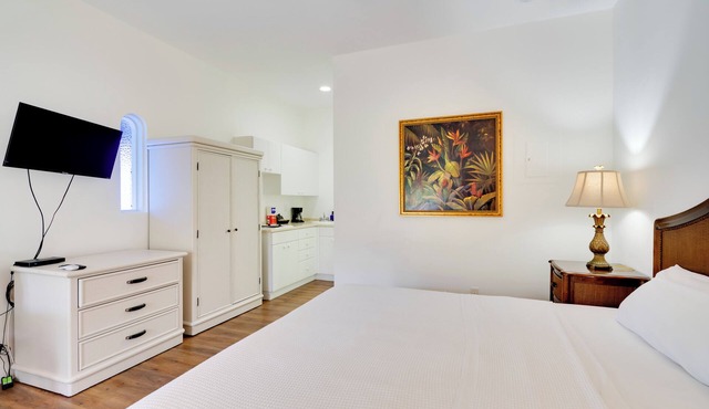 Access to 10,000 Islands: Resort-Style Naples Gem!