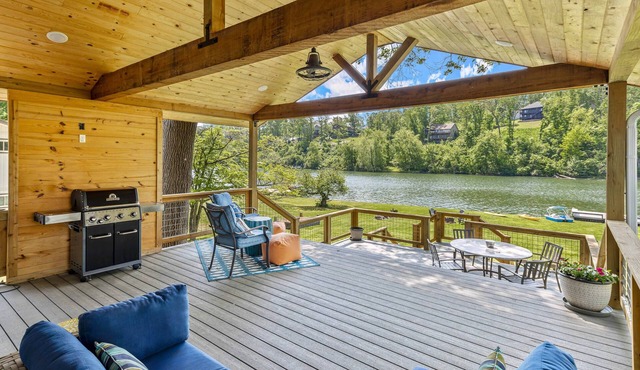 Access to lake & trails with HOT TUB!