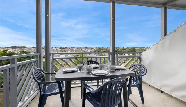 access to the beach, pool, nice flat for 4