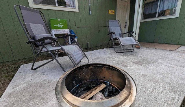 ACCESSIBLE 1-bedroom cottage in rural Bremerton with WiFi Private patio by farms