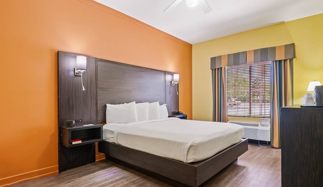 Accessible 1 King Bed Easy Access & Comfort at Wildwood Inn