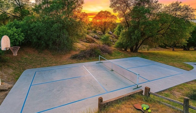 Accessible Fam Stay | 30 min to Yosemite, Hot Tub