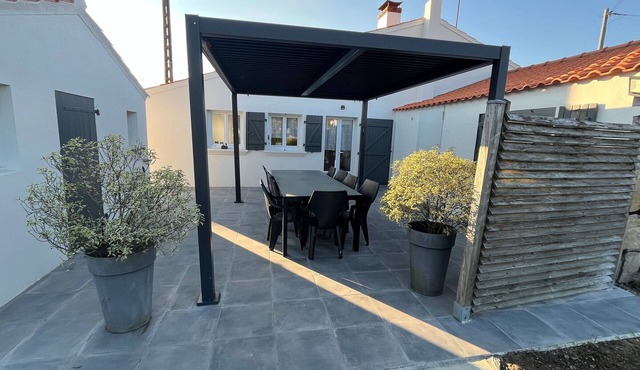 Accessible Farmhouse with Garden and Terraces, Near Vélo Rail and St Gilles