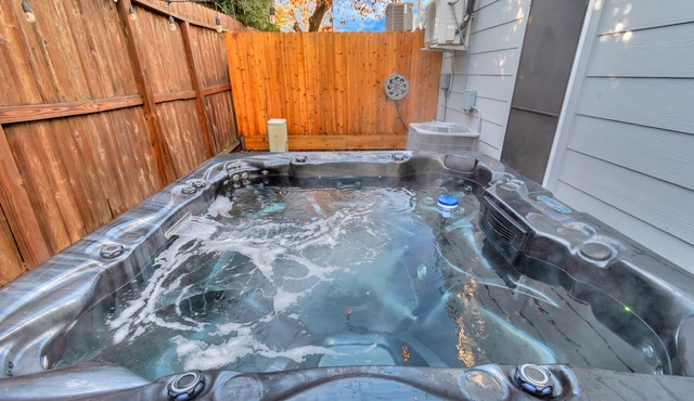 Accessible Gem 3BR Jacuzzi Air Hockey Sleeps 13 Chinatown