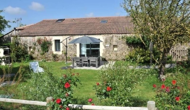 Accessible Gîte with Pool, Spa & Fishing - Soullans Retreat