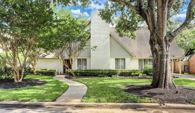 Accessible Home Walking Distance to the Medical Center and Rice University
